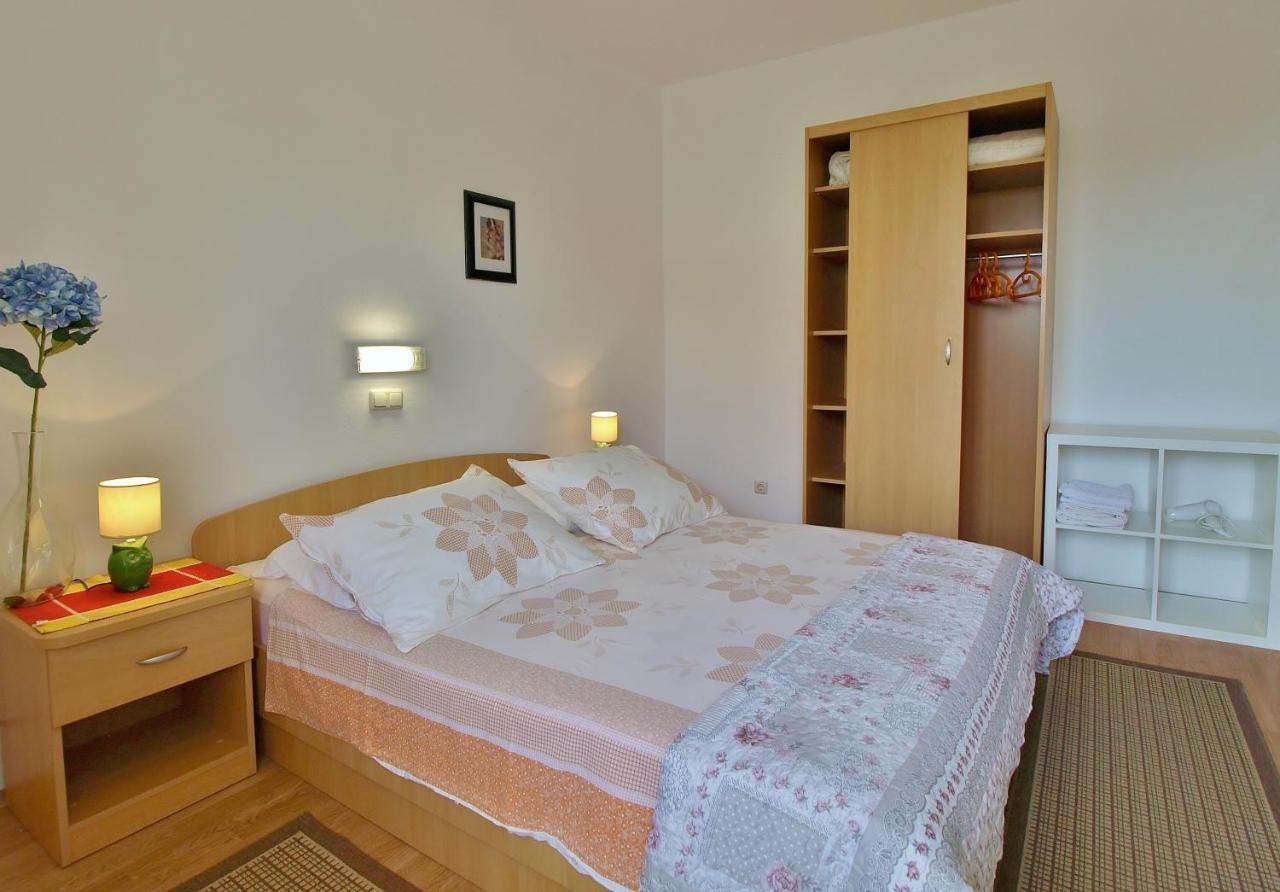 Apartments Eufemija Rab Town Exterior photo